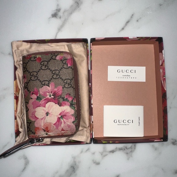 Gucci Handbags - Gucci Flower Wallet